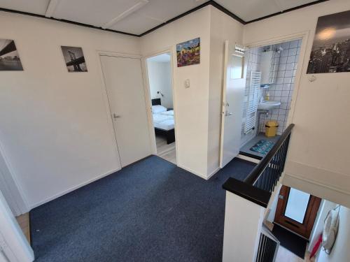 エグモント・アーン・ゼーにあるDe Groten Zesの廊下のある部屋(ベッドルーム付)