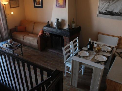 un salon avec une table et une cheminée dans l'établissement Casa SANTUCCI, à Monticello