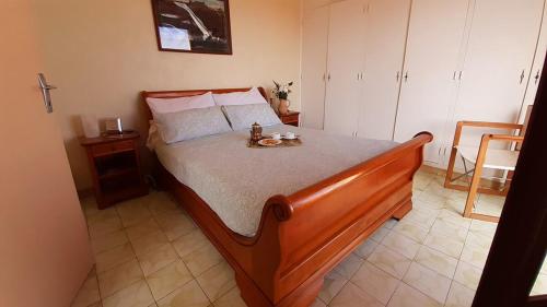 - une chambre avec un lit et un plateau de nourriture dans l'établissement Casa SANTUCCI, à Monticello