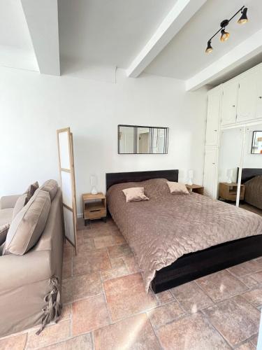 une chambre avec un lit et un canapé dans l'établissement CANNES SUQUET spacieux studio, à Cannes