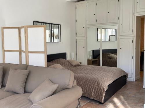 un salon avec un lit et un canapé dans l'établissement CANNES SUQUET spacieux studio, à Cannes