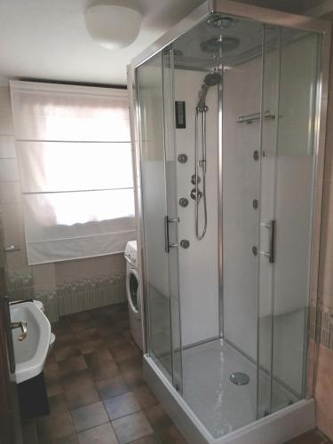 a bathroom with a shower and a toilet at Appartamento Zona ospedale in Treviso