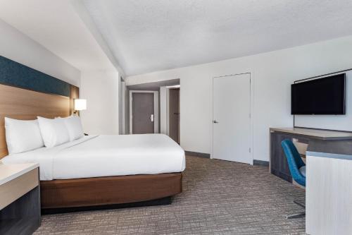 a hotel room with a bed and a flat screen tv at Holiday Inn Resort Kissimmee by the Parks by IHG in Orlando