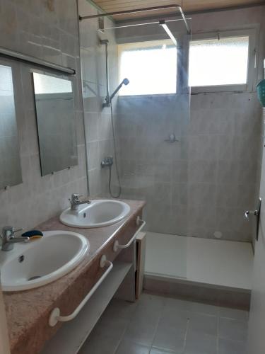 une salle de bain avec deux lavabos et une douche dans l'établissement T3 Orcières 8 personnes, à Orcières