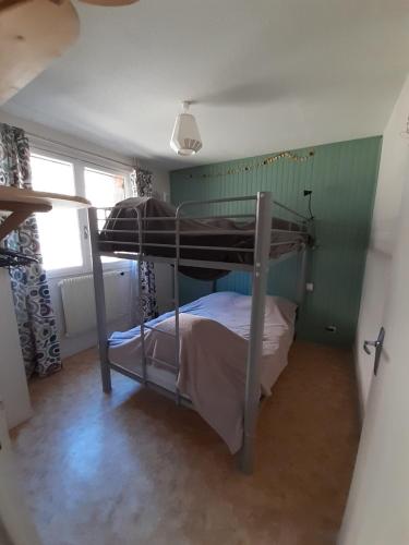 une chambre avec un lit superposé dans une pièce dans l'établissement T3 Orcières 8 personnes, à Orcières