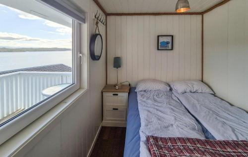 Ein Bett oder Betten in einem Zimmer der Unterkunft Lovely Home In Mosterhamn With Sauna