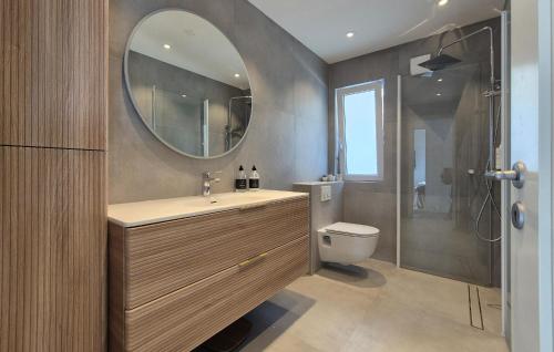 Ein Badezimmer in der Unterkunft Lovely Home In Mosterhamn With Sauna