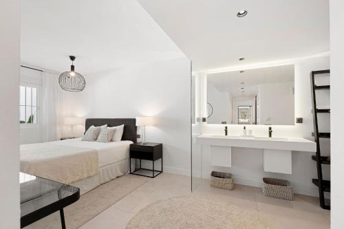 5 BR Luxury apt w Pool, garage and amazing views