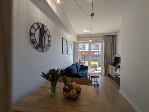 un soggiorno con tavolo e cesto di frutta di Magic Apartments - Zibi a Zator