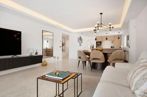 5 BR Luxury apt w Pool, garage and amazing views