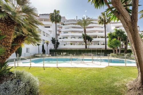 5 BR Luxury apt w Pool, garage and amazing views