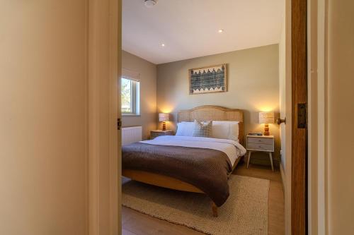 Postel nebo postele na pokoji v ubytování Bloom Cottage - Cotswolds escape