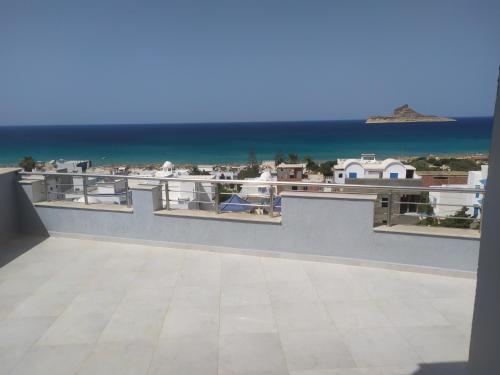 a balcony with a view of the ocean at Dar hana in Rafrāf