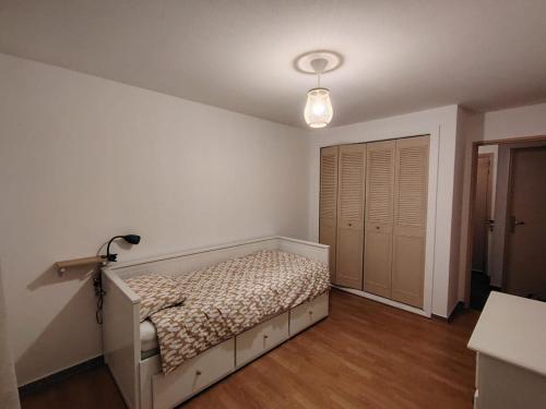 - une chambre blanche avec un lit et une lampe dans l'établissement Appartement Fréjus Plage, à Fréjus