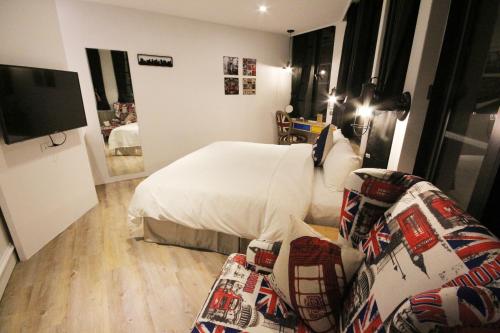 a living room with a bed and a couch at Pinestone Inn in Jian