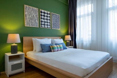 Ένα ή περισσότερα κρεβάτια σε δωμάτιο στο Central 3-Bedroom Apartment with High Ceilings