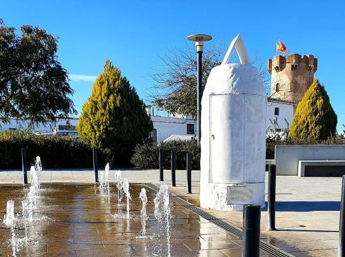 a water fountain with a castle in the background at casa cueva a 15 minutos del centro de Valencia in Paterna