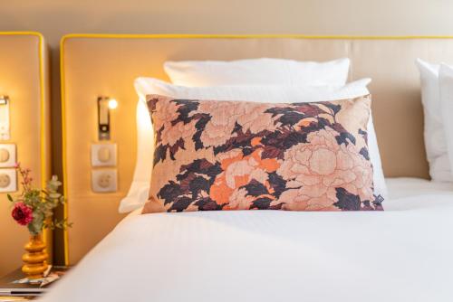 a white bed with a pillow at Pullman Toulouse in Blagnac
