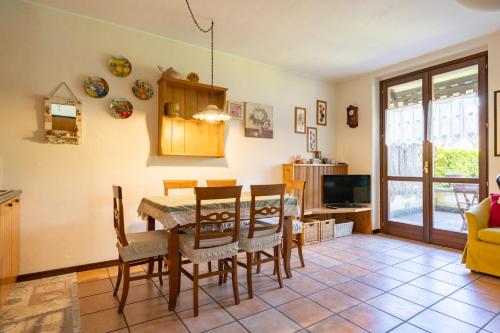 a kitchen and dining room with a table and chairs at Il Giardino di Prada in Barzio