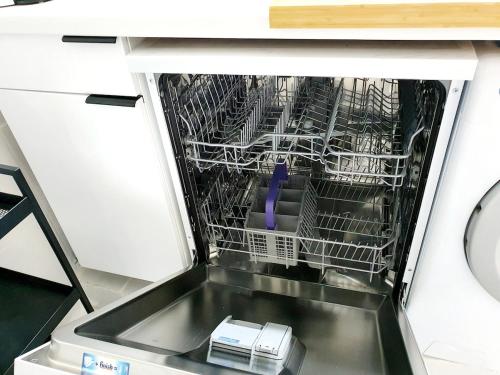 a dishwasher with its door open in a kitchen at casa cueva a 15 minutos del centro de Valencia in Paterna