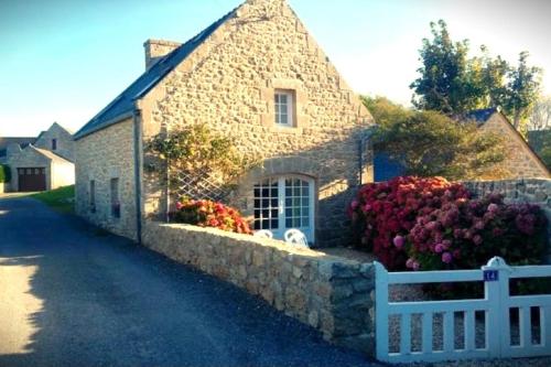 Ty Jeanne-Maison bretonne avec jardin proche mer