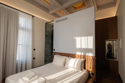 Een bed of bedden in een kamer bij Bouquet Luxury Rooms