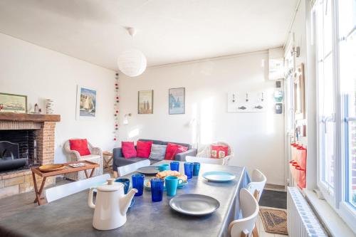 un salon avec une table et un canapé dans l'établissement Les Cailloux Verts, à Étretat