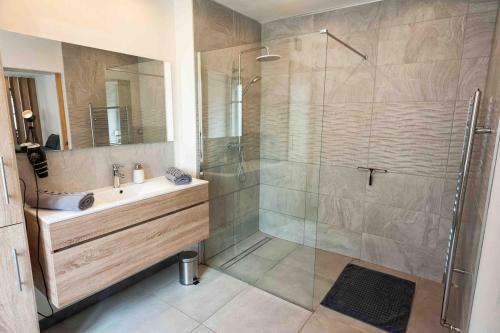 une salle de bain avec douche et lavabo dans l'établissement La Brocante, à Granges-Aumontzey