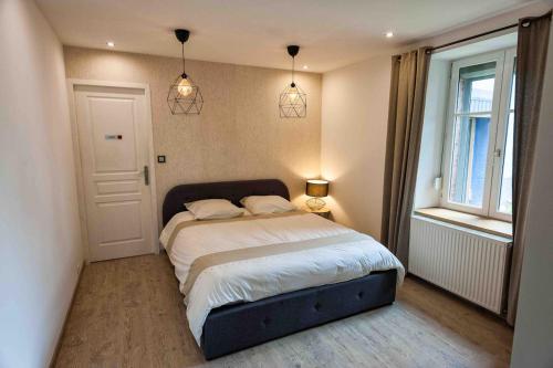 une chambre avec un lit et deux lampes et une fenêtre dans l'établissement La Brocante, à Granges-Aumontzey