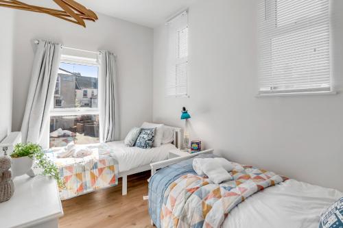 a bedroom with a bed and a window at 1 - Modern & Stylish 3-Bed Apartment in Cromer in Cromer