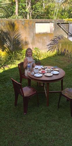 Taman di luar Sigiriya Lions Rest Hostel