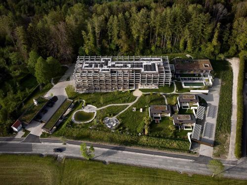 an aerial view of a building with a yard at Hotel BERGEBLICK in Bad Tölz