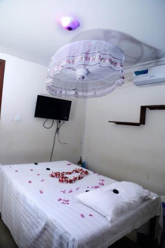 Una cama o camas en una habitación de 7 Days Motel Near UN Base