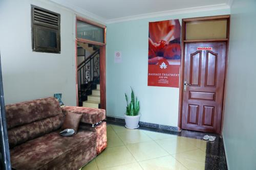 Un lugar para sentarse en 7 Days Motel Near UN Base
