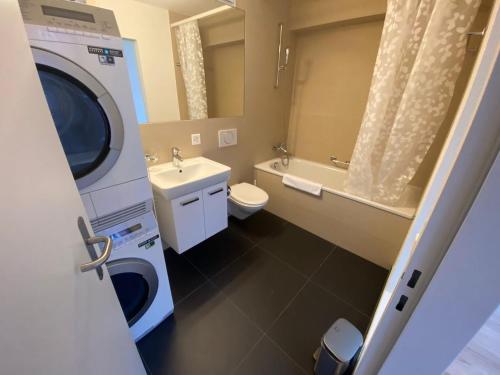 Phòng tắm tại Amazing 1BR flat in the city centre - West 8