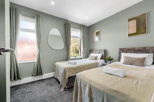 Ένα ή περισσότερα κρεβάτια σε δωμάτιο στο Stunning Bolton Abode - Sleeps 6 - Games Room & Free Parking