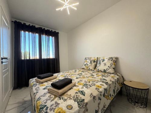 une petite chambre avec un lit et une fenêtre dans l'établissement Appartement 300m de la mer, à Valras-Plage