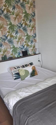 Orienté Nord frais bien ventilé grand studio balcon wifi parking vue étage supérieur