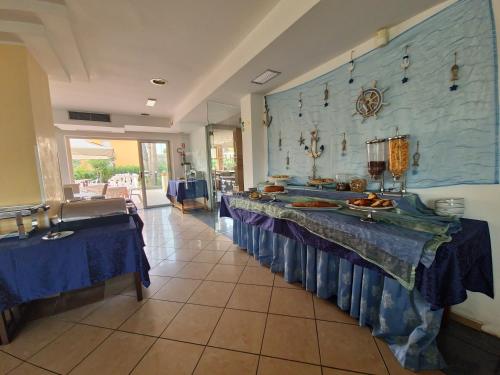 Gallery image of Hotel Rivadoro-Spiaggia ombrellone e lettini-Piscina-Parcheggio in Martinsicuro