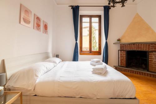 a bedroom with a large white bed with towels on it at Eventi e Relax vicino all'Artemio Franchi e al Centro Storico in Florence