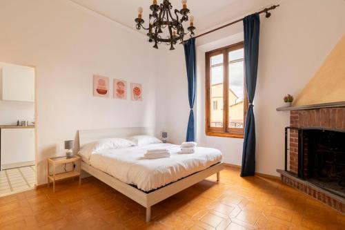 a bedroom with a bed and a fireplace at Eventi e Relax vicino all'Artemio Franchi e al Centro Storico in Florence