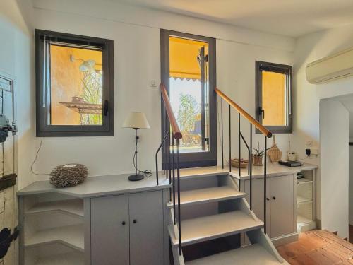 - un escalier dans une chambre dotée de fenêtres et d'un escalier dans l'établissement Le Sainte-Victoire - Studio cosy avec sa jolie terrasse - Centre ville historique, à Aix-en-Provence
