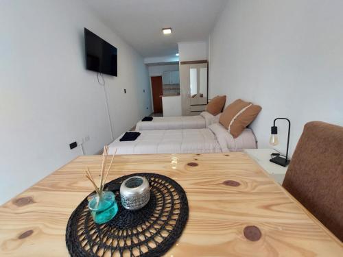 a living room with a table and a couch at Dto funcional MT in Bahía Blanca