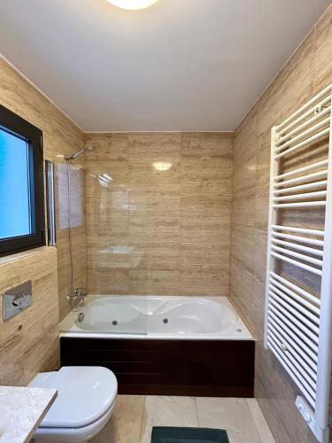 2BR Luxe Stay in Marbella Close to Beaches