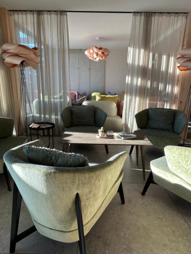a living room with chairs and a coffee table at Hotel BERGEBLICK in Bad Tölz