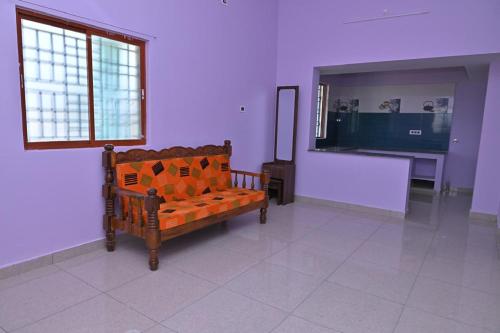 a room with a wooden bench in a room at Kavitha Family Home stay TVM in Tiruvannāmalai