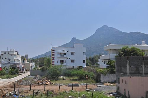 a city with buildings and a mountain in the background at Kavitha Family Home stay TVM in Tiruvannāmalai