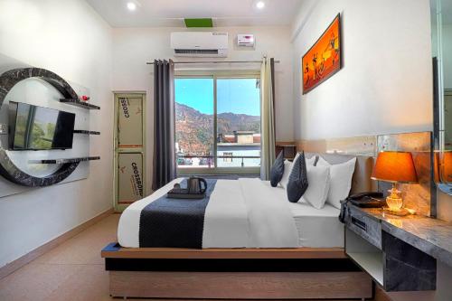 una camera da letto con un letto grande e una finestra di Divine Dev Darshan Valley a Rishikesh