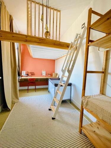 Cette chambre comprend un lit en mezzanine et un bureau. dans l'établissement Le 52 - Appartement haut de gamme plein centre Lille - parking, à Lille