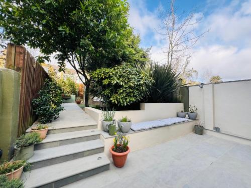 Κήπος έξω από το Stunning Home, Garden, Parking & Close Train Stations